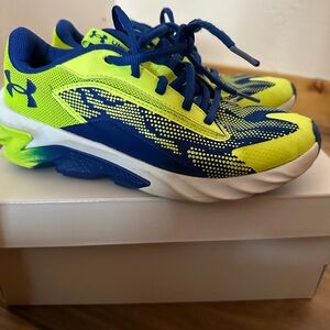Under armour big boys size 4